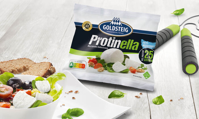 Startseite (GOLDSTEIG): Proteinkäse Protinella - GOLDSTEIG Käsespezialitäten Proteinkäse Protinella von GOLDSTEIG mit einem Salat und Springseil