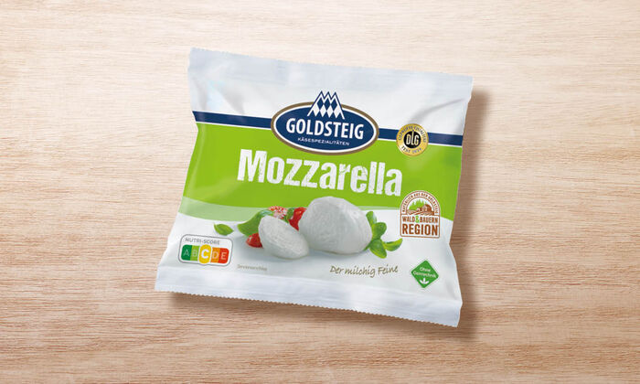 Mozzarella Kugel - GOLDSTEIG Käsespezialitäten Mozzarella Kugel von GOLDSTEIG in Verpackung auf Holztisch