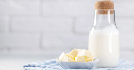 Butter Käsefact: 5 Liter stecken in 250g Butter - GOLDSTEIG Käsespezialitäten Milchflasche mit Butterstücken