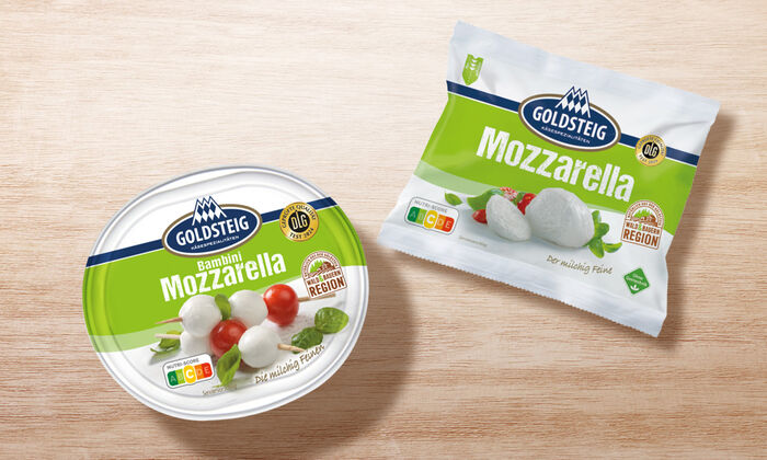 Mozzarella Sortiment von GOLDSTEIG auf Holztisch: Mozzarella Kugel classic und Bambini Mozzarella Mini classic.
