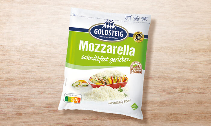 Mozzarella gerieben von GOLDSTEIG in Verpackung auf Holztisch