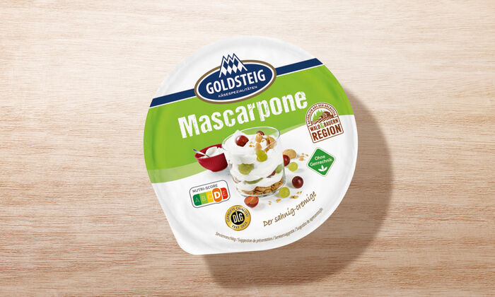 Mascarpone - GOLDSTEIG Käsespezialitäten Mascarpone Becher von GOLDSTEIG in Verpackung auf Holztisch