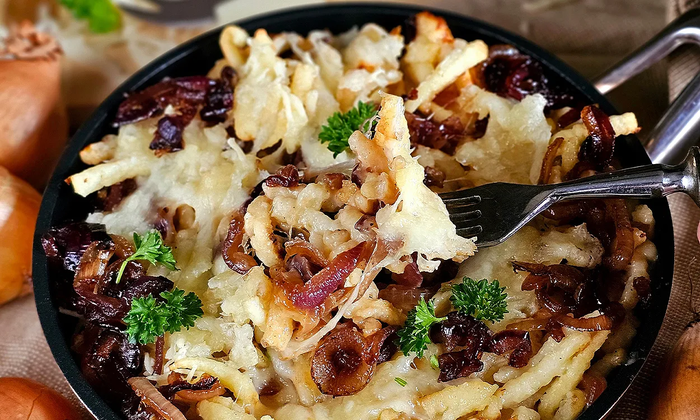 Cremige Spätzlepfanne mit karamellisierten Zwiebeln Rezept | Cremige Spätzlepfanne mit karamellisierten Zwiebeln