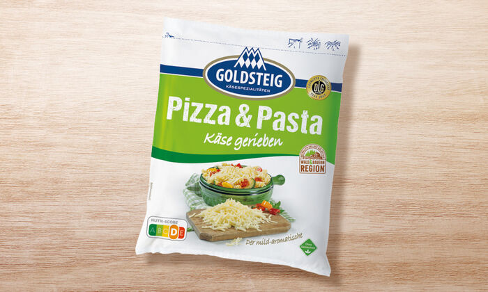 Pizza & Pasta-Käse von GOLDSTEIG in Verpackung auf Holztisch