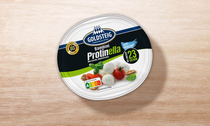 Bambini Protinella Mini - GOLDSTEIG Käsespezialitäten Bambini Protinella Mini von GOLDSTEIG in Verpackung auf Holztisch
