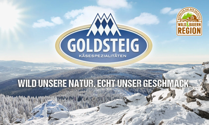 Goldsteig Käsespezialitäten Logo darunter Slogan, Bayerischer Wald im Hintergrund