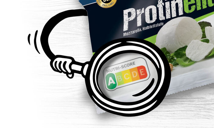 Nutri-Score / Nutri-Score Rechner / Gesundheit & Region (Gesundheit-Region) / Startseite (GOLDSTEIG) / Aktionen & Neues (Aktionen-Neues): Der Nutri-Score. Für mehr Transparenz - GOLDSTEIG Käsespezialitäten Nutri-Score Rechner | GOLDSTEIG Protinella Kugel Verpackung mit Lupe die den Nutri-Score A auf der Verpackung hervorhebt