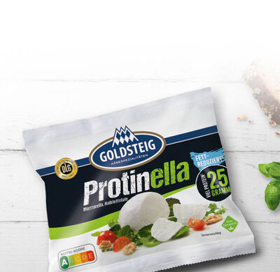 Proteinkäse Protinella - GOLDSTEIG Käsespezialitäten Proteinkäse Protinella von GOLDSTEIG auf Holztisch