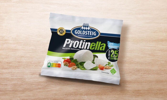 Protinella Kugel - GOLDSTEIG Käsespezialitäten Protinella Kugel von GOLDSTEIG in Verpackung auf Holztisch